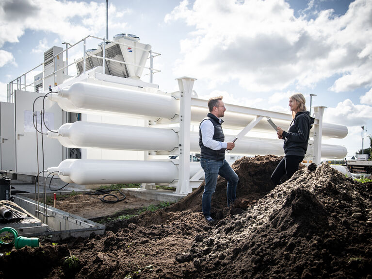 Erneuerbare Energien- grüner Wasserstoff Zwei Menschen in einer Anlage zur Produktion von grünem Wasserstoff.