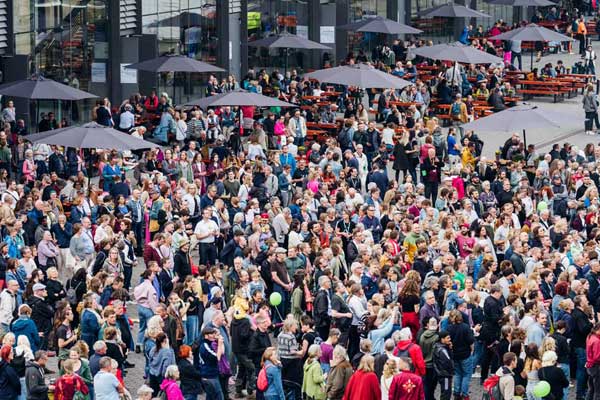 Viele Menschen beim Besuch des Konzerts vor der Jahrhunderthalle Bochum zum 50. Jubiläum der GLS Bank