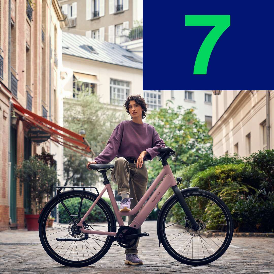 Türchen Nummer 7: Frau mit einem Fahrrad.