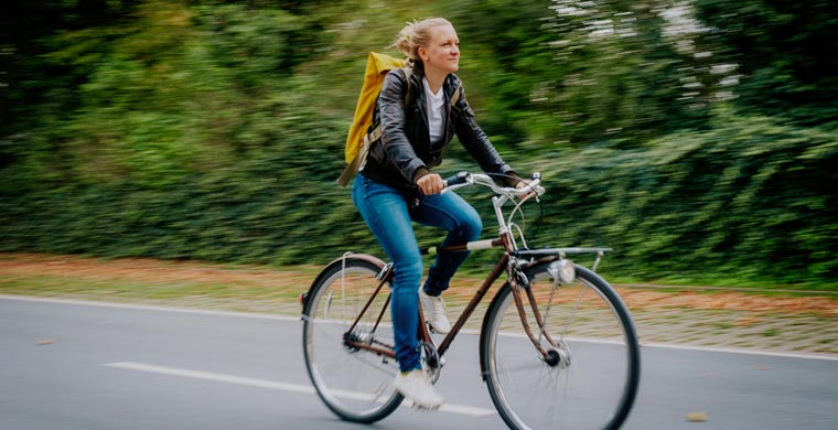 Weiblich gelesene Person fährt Fahrrad