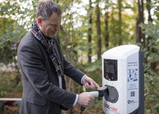 Männlich gelesene Person an E-Ladesäule