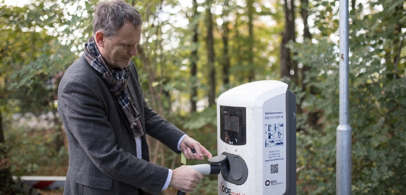 Männlich gelesene Person an E-Ladesäule