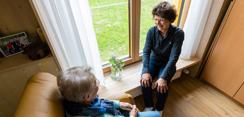 Im Gespräch: Bewohnerin und Mitarbeiterin des Pflegestifts Luitgardheim