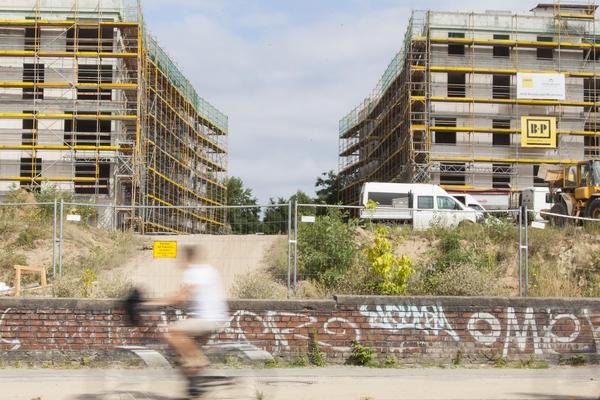 Zwei Häuserzeilen im Aufbau am Möckernkiez Berlin.