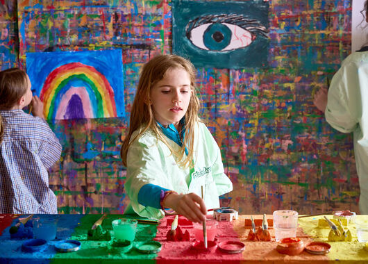 Drei Schülerinnen malen mit bunten Farben in der freien Waldorfschule Wülfrath.