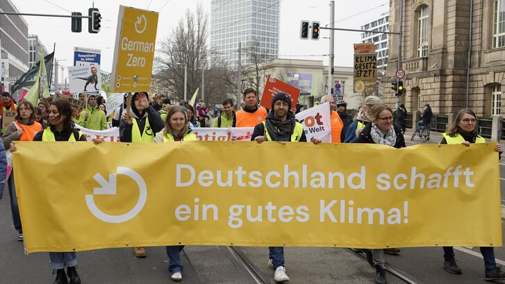 German Zero bei einer Demonstration mit Plakat: "Deutschland schafft ein gutes Klima!"