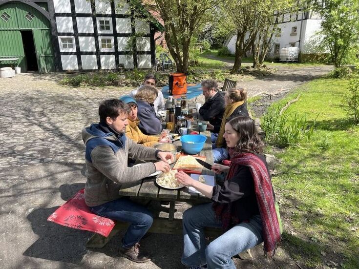 Mitarbeitende der Stiftung trias essen im Hof des Erbbauprojektes Luhrmannhof