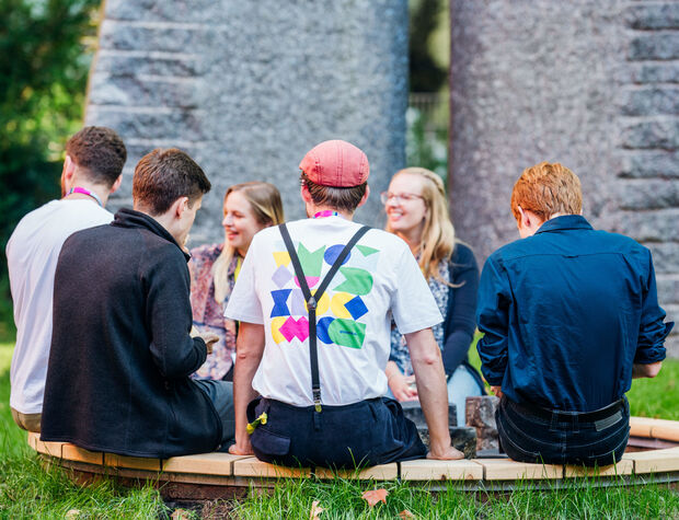 GLS Mitarbeitende beim Sommerfest im Garten der Bank in Bochum