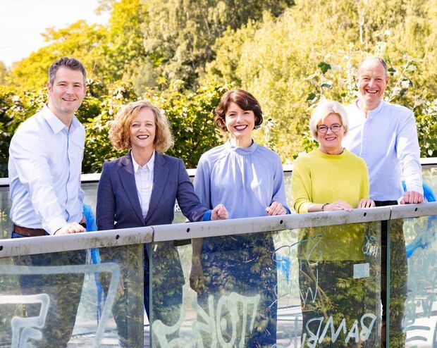 Michael Ahlers, Ssonja Peter, Aysel Osmanoglu, Christina Opitz und Dirk Kannacher auf einer Fußgängerbrücke in Bochum