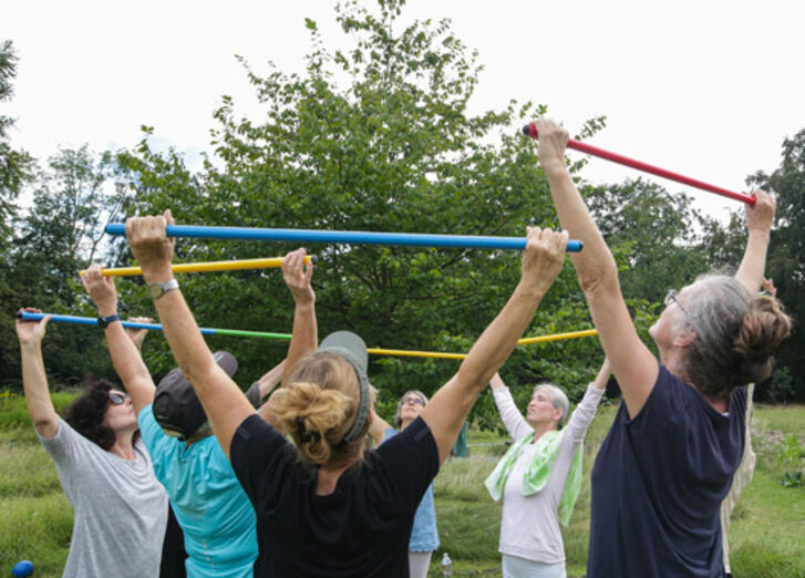 Gruppe beim Fitnessprogramm im Park