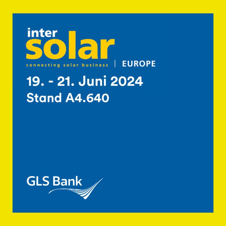 Blaue Farbfläche auf gelbem Hintergrund - Informationstext: Intersolar 2024 | 19. bis 21. Juni 2024 | GLS Bank Stand A4.640