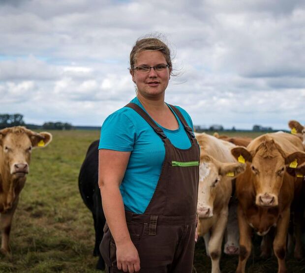 Landwirtin Heike Kühner auf einer Kuhweide