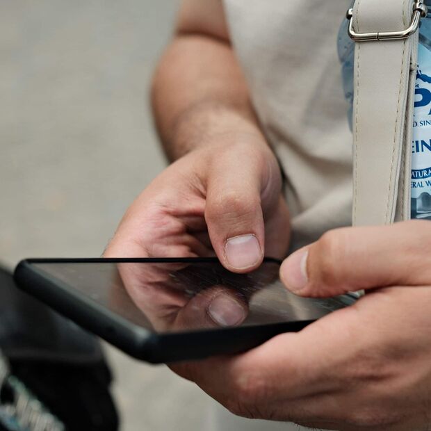 GLS Bank: Neues Smartphone mit aktuellem Betriebssystem macht Onlinebanking sicherer Smartphone von zwei Händen gehalten