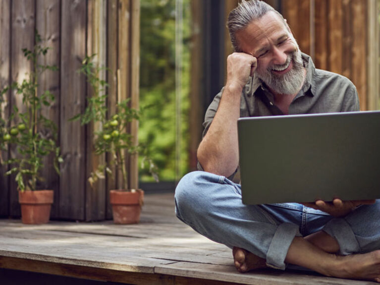 Mann mit Laptop: Investieren mit GLS Crowd