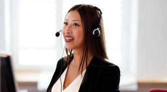 Frau mit Headset symbolisiert telefonische Beratung der GLS Bank