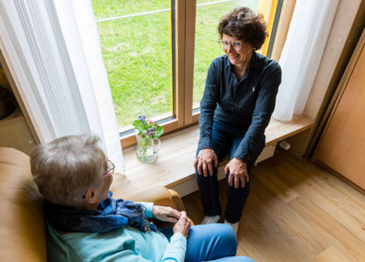 Im Gespräch: Bewohnerin und Mitarbeiterin des Pflegestifts Luitgardheim