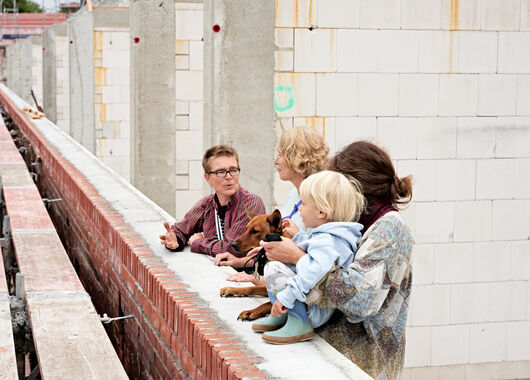 Menschen auf einer Baustelle