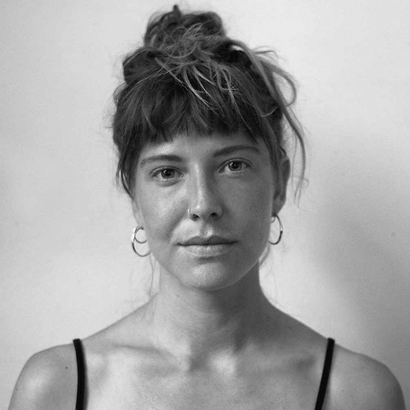 Bild von Mara Niederprüm in schwarz weiß Bild von Mara Niederprüm in schwarz weiß