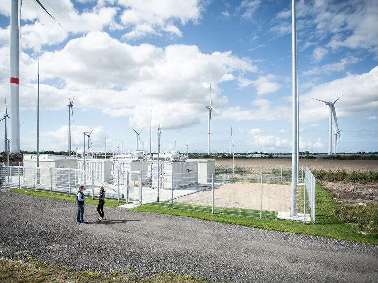 Windkraftanlagen mit Containerpark