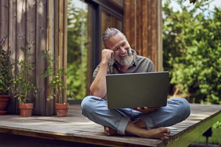 Mann mit Laptop: Investieren mit GLS Crowd