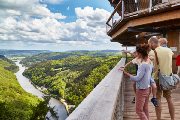 Nachhaltiges Investieren zur Stärkung von Kinderrechten | GLS Investments Erlebnis Akademie - Familie schaut in die Ferne| neuer Kinder Perspektivenfonds von GLS Investments und SOS Kinderdörfer weltweit