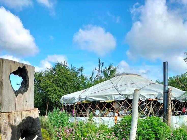 Hof Bergmann: Bunte Wiese vor einer Jurte