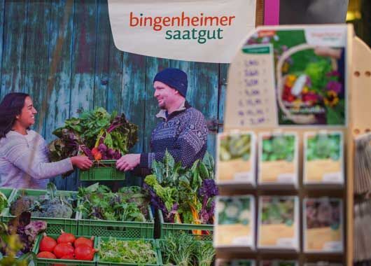 Messestand der Bingenheimer Saatgut AG mit Gemüsekisten und Samentütchen