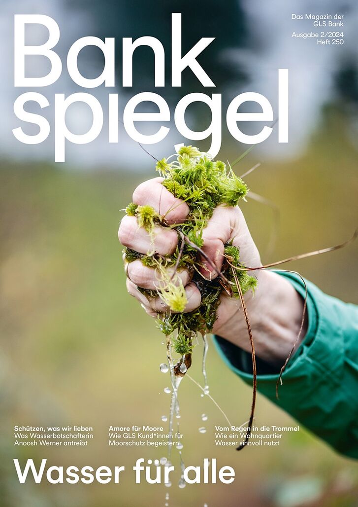 Titelbild Bankspiegel "Wasser für alle": Hand mit Blumen