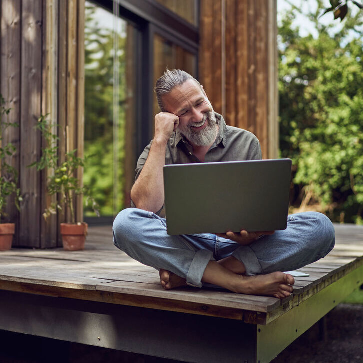 Mann mit Laptop: Investieren mit GLS Crowd