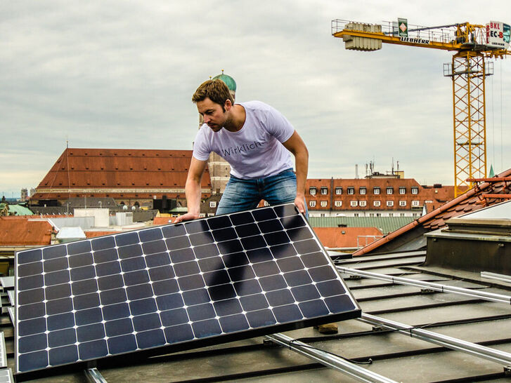 Florian Henle, Geschäftsführer von Polarstern, installiert PV-Module 