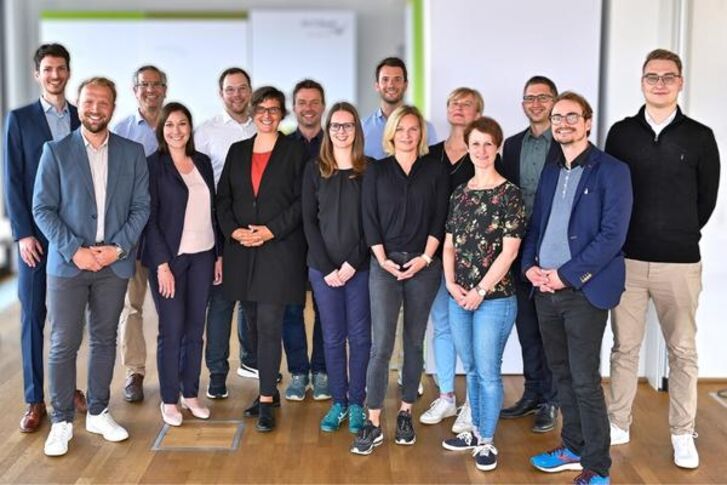 Gruppenbild unserer Berater*innen für die Finanzierung erneuerbarer Energien.