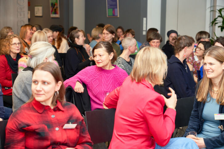 Frauen im Gespräch beim Workshop Frauen-Finanzkompetenz der GLS Bank Berlin