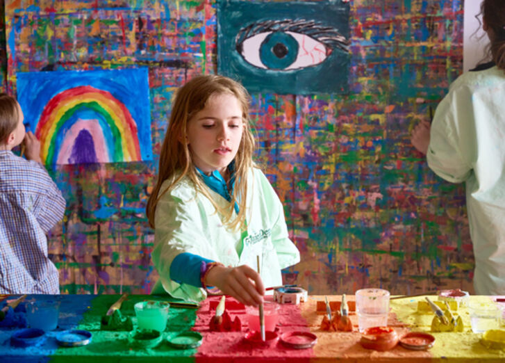 Drei Schülerinnen malen Bilder in bunten Farben in der freien Waldrofschule Wülfrath.