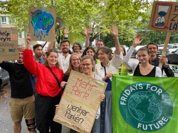 GLS Bank ist beim Klimastreik von Fridays For Future dabei Mitarbeiter*innen der GLS Bank zeigen ihre Protestschilder zum Klimastreik